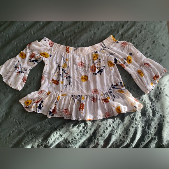 off the shoulder top with flower design - Picture 1 of 2
